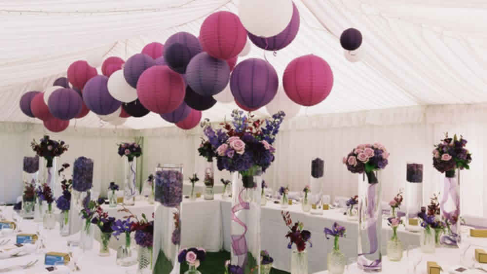 lampionnen, ballonnen, en papieren bloemen op je bruiloft Lampionnen bruiloft